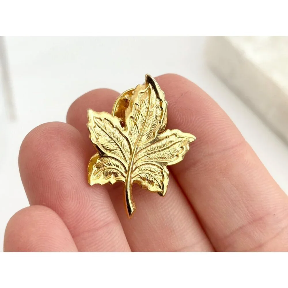 Leaf Shaped Textured Gold Toned Vintage Cute Costume Jewelry Brooch | Lapel Pin